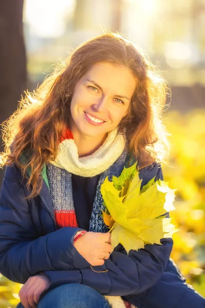 Gelukkige jonge vrouw in de herfst park — Stockfoto