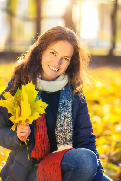 Gelukkige jonge vrouw in de herfst park — Stockfoto