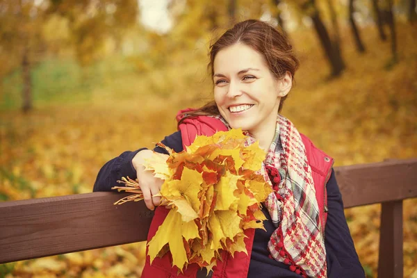 Retrato de la joven hermosa mujer en el parque de otoño —  Fotos de Stock