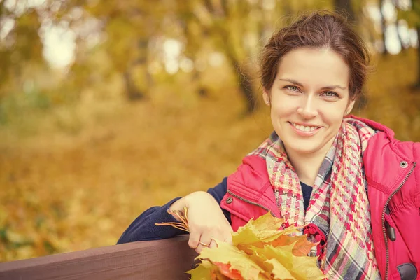 Retrato de la joven hermosa mujer en el parque de otoño —  Fotos de Stock