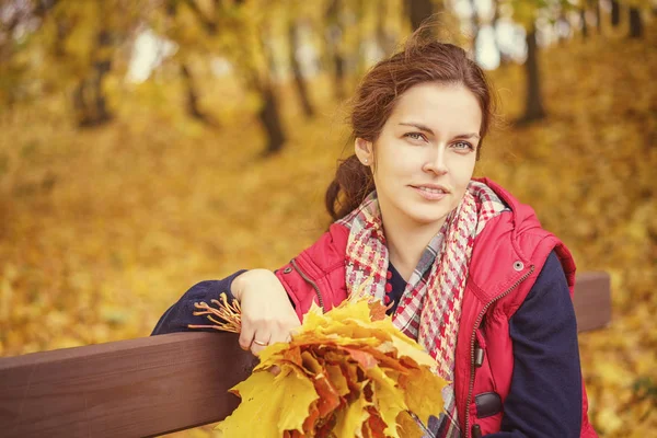 Portrait of young beautiful woman in autumn park — Stock Photo, Image