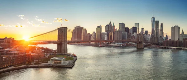 Brooklyn Köprüsü ve gün batımında manhattan — Stok fotoğraf