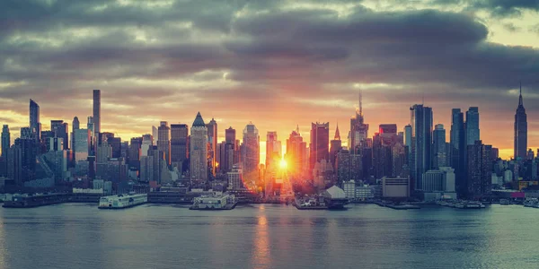 Amanecer brillante sobre Manhattan — Foto de Stock