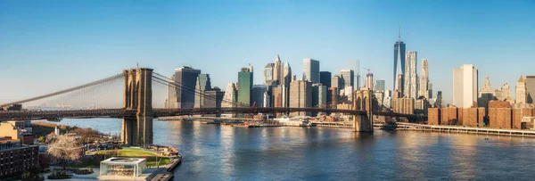 Brooklyn Köprüsü ve Manhattan Güneşli bir günde — Stok fotoğraf