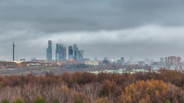 A Moscow city felhős este légi wiev: nap éjjel átmenet idő telik el — Stock videók