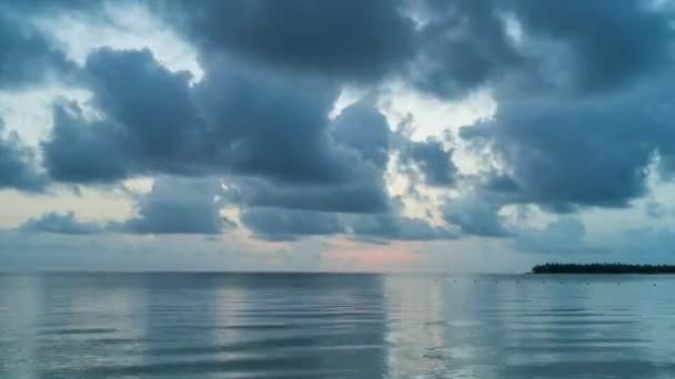 Caducidad del amanecer sobre el océano en República Dominicana — Vídeo de stock