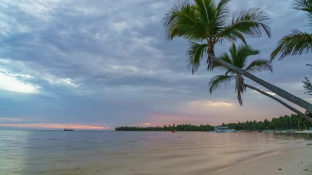 Caducidad del amanecer sobre la playa del océano en República Dominicana — Vídeo de stock