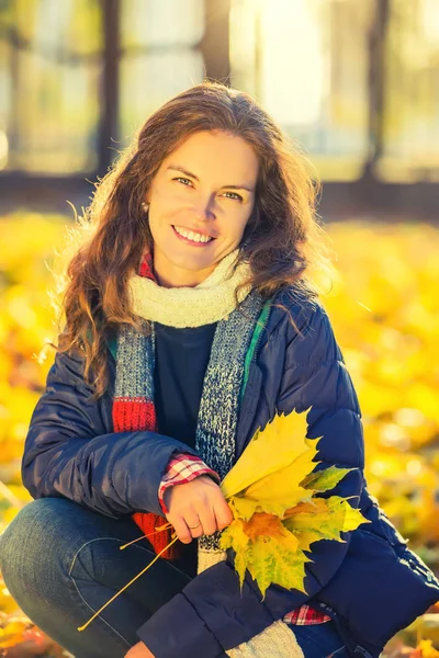 Glückliche junge Frau im Herbstpark — Stockfoto