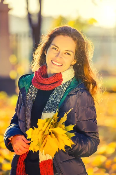 Retrato de la joven hermosa mujer en el parque de otoño — Foto de Stock