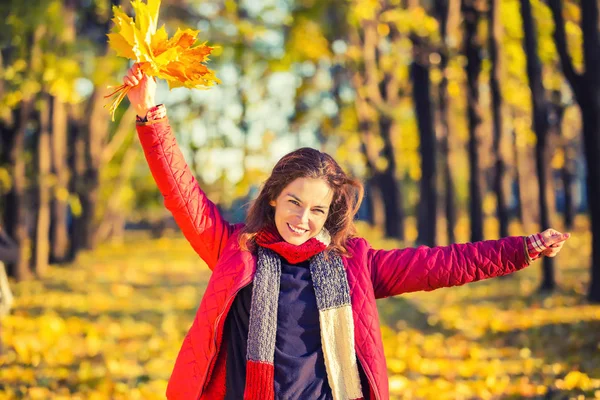 Happy young woman in autumn park — Stock Photo, Image