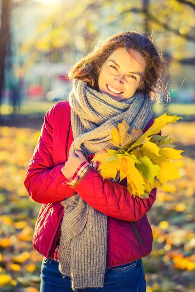 Счастливая молодая женщина в осеннем парке — стоковое фото