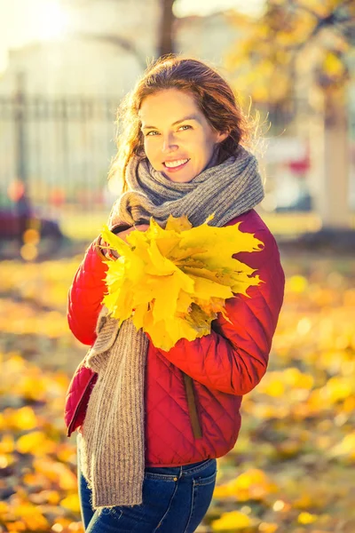 Gelukkige jonge vrouw in de herfst park — Stockfoto