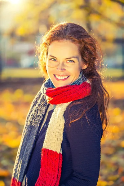 Retrato de la joven hermosa mujer en el parque de otoño —  Fotos de Stock