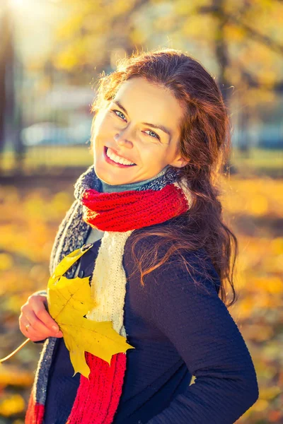 Portret van jonge mooie vrouw in herfstpark — Stockfoto