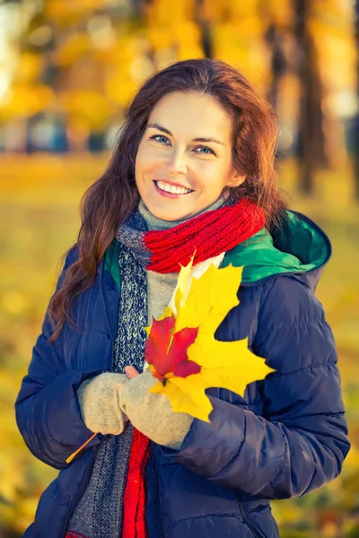 Ritratto di giovane bella donna nel parco autunnale — Foto Stock