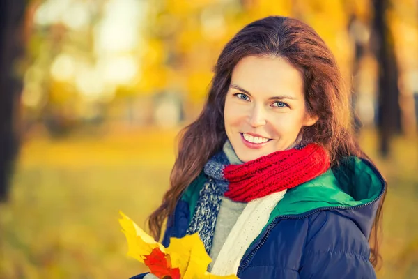 Portrait de jeune belle femme dans le parc d'automne — Photo