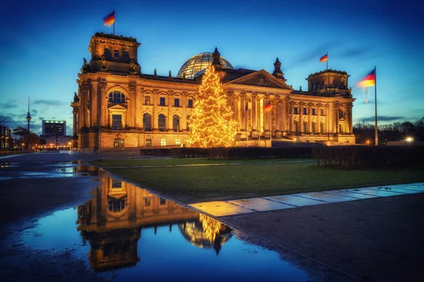 Reichstagu a vánoční strom v Berlíně — Stock fotografie