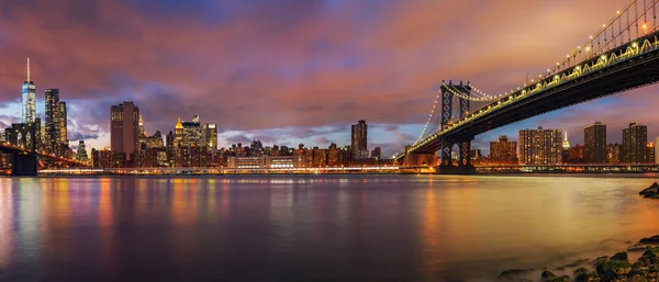 Manhattan bridge und manhattan in der Abenddämmerung — Stockfoto