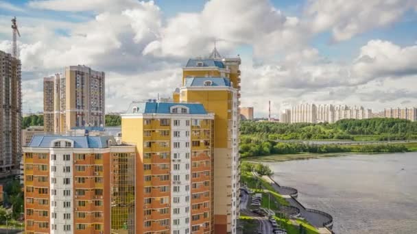 Timelapse van zomerdag op rivier de Moskou — Stockvideo