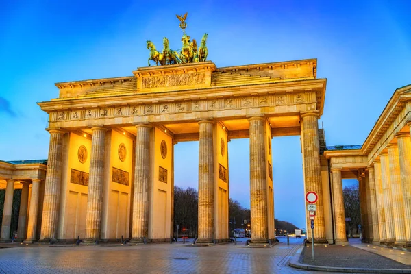 Бранденбургские ворота в сумерках — стоковое фото