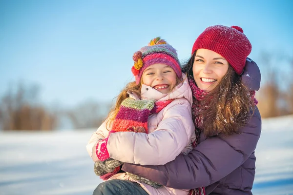 Madre e figlia che giocano nel parco invernale — Foto Stock