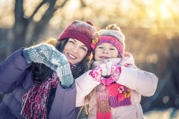 Madre e figlia che giocano nel parco invernale — Foto Stock