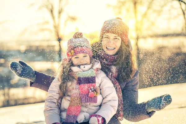 Madre e figlia che giocano nel parco invernale — Foto Stock