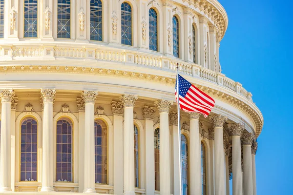 US Capitol és zászló — Stock Fotó