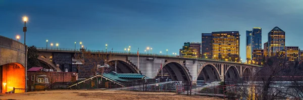 美国华盛顿特区黄昏时的关键桥与罗斯林摩天大楼景观 — 图库照片