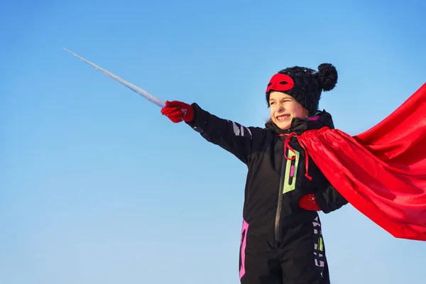 面白い少女パワー スーパー ヒーローを再生. — ストック写真