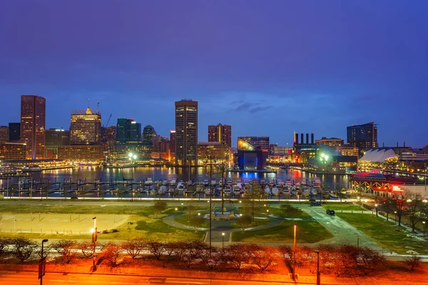 View on Baltimore skyline and Inner Harbor from Federal Hill at dusk — Stock Photo, Image