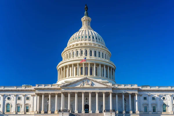 Capitolio de Estados Unidos en día soleado —  Fotos de Stock