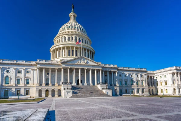 Capitolio de Estados Unidos en día soleado —  Fotos de Stock