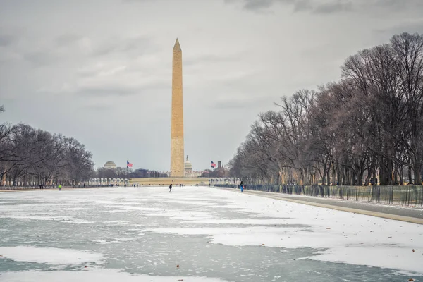 Uitzicht op Washington monument in de winter — Stockfoto