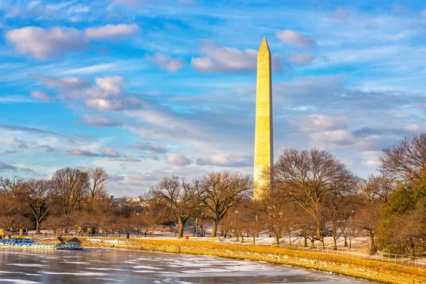 Vista sul monumento di Washington in inverno — Foto Stock