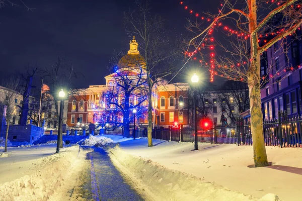 Boston allmän trädgård och statligt hus på natten — Stockfoto