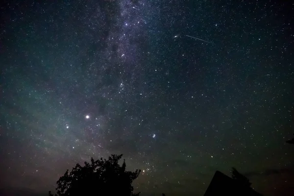 Gece gökyüzü ve Samanyolu — Stok fotoğraf