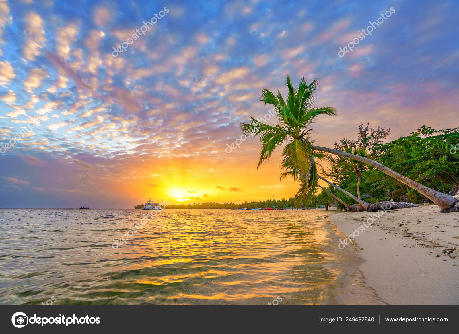 Sunrise over tropical beach — Stock Photo © sborisov #249492840, image size:1600x1167
