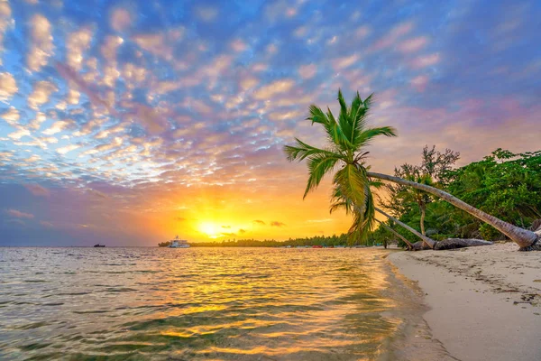 Salida del sol sobre la playa tropical — Foto de Stock