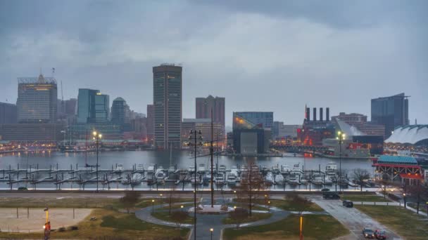 Cronometragem do dia para a noite do horizonte de Baltimore e do porto interno de Federal Hill — Vídeo de Stock