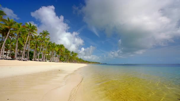 Linda praia oceânica na república dominicana — Vídeo de Stock