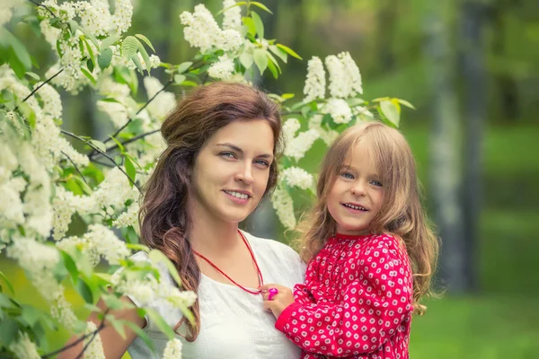 Madre e hija pequeña en el parque de primavera —  Fotos de Stock