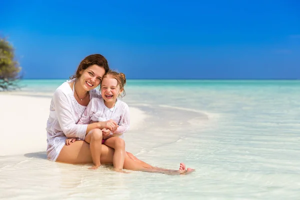 Mother and little daughter on the beach — Stock Photo, Image