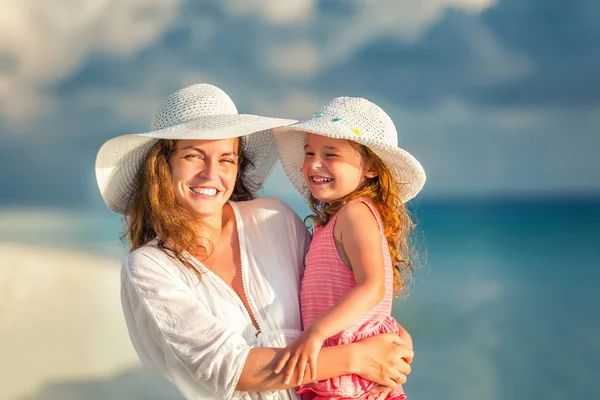 Happy mother and daughter on the beach on Maldives at summer vacation — Stock Photo, Image