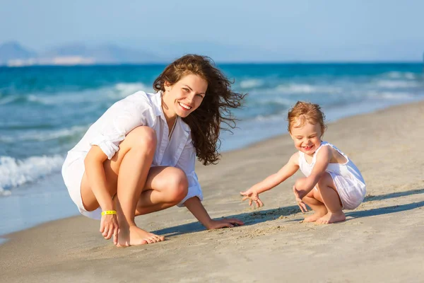 母女俩在希腊的海滩上玩耍 — 图库照片