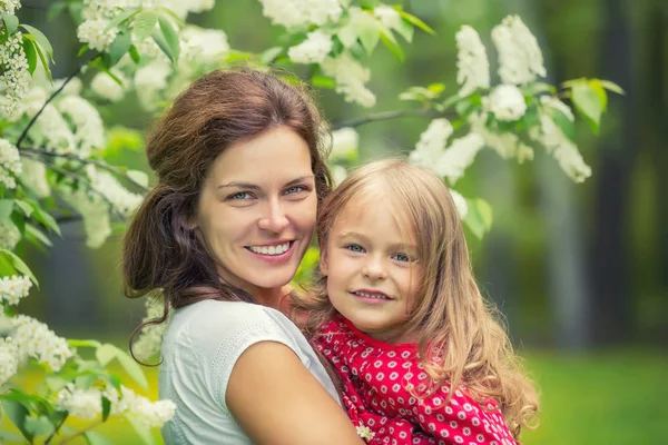 Мать и маленькая дочь в весеннем парке — стоковое фото
