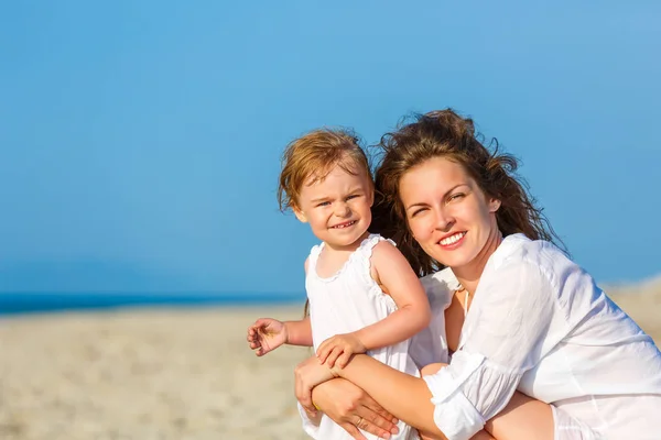 Mutter und Tochter am Strand — Stockfoto