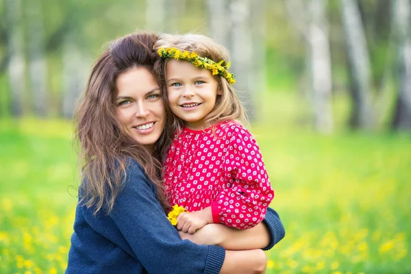 Madre e figlioletta nel parco primaverile — Foto Stock