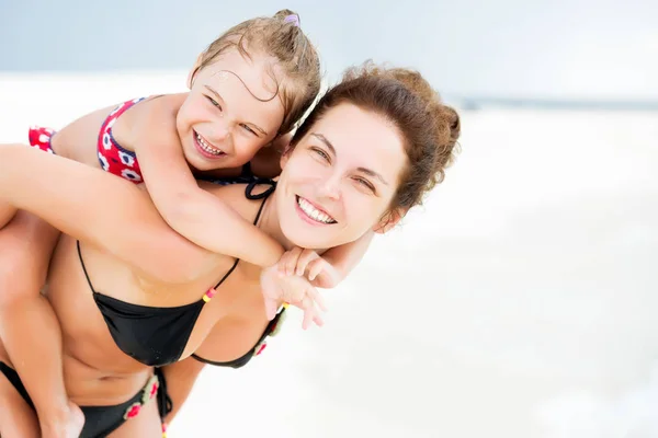 Šťastná matka a dcera na pláži oceánu na Maledivách o letních prázdninách — Stock fotografie