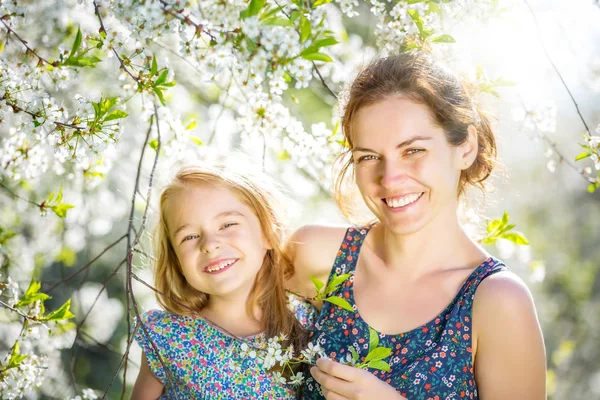 Madre e figlia nel parco soleggiato — Foto Stock